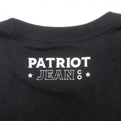 The Motto tee, Black, back neck logo close-up